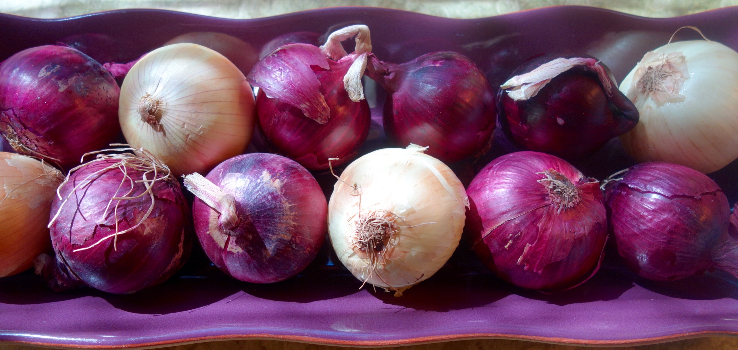 Garlic vs Shallots: Flavorful Alliums Compared